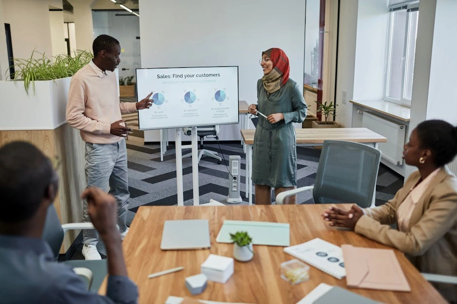 Un team di professionisti sorridenti durante una riunione di lavoro.